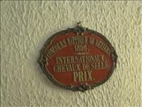 H�stplaketter p� v�ggarna