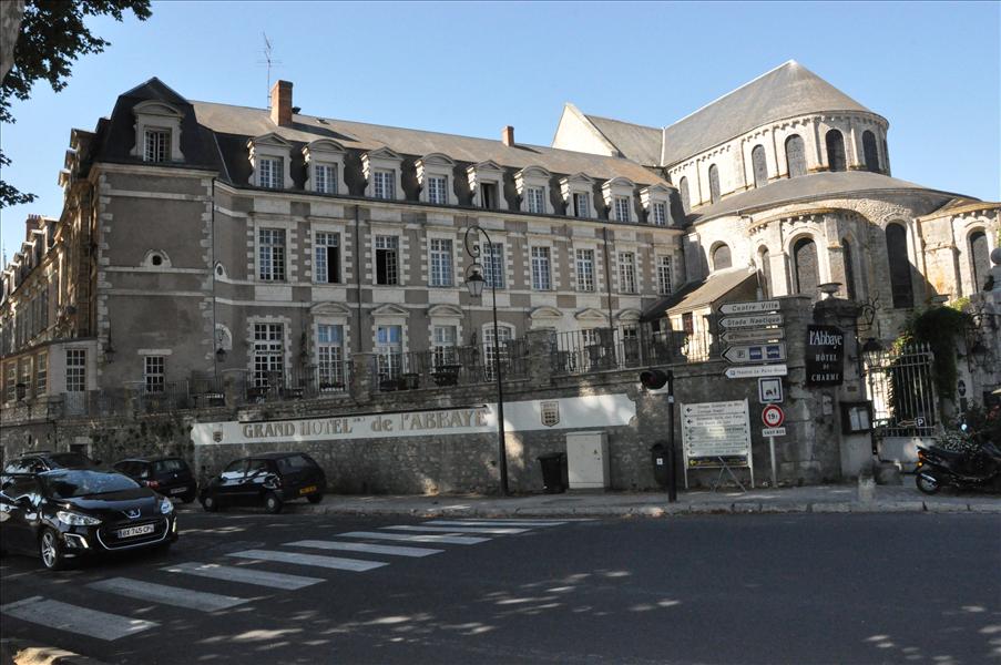 Lunchstopp i Beaugency som har flera prominenta byggnader