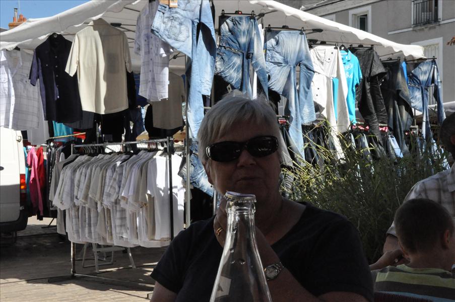 Efter lite letande hittade vi ett lunchst�lle mitt ibland marknadsst�nden p� stora torget