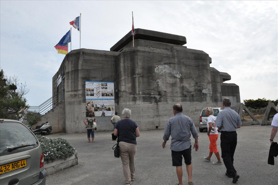 En bunker fr�n kriget. Det �r f�r dyrt att ta bort den, s� den �r nu ett museum med m�nga olika minnen fr�n kriget.