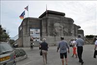 En bunker fr�n kriget. Det �r f�r dyrt att ta bort den, s� den �r nu ett museum med m�nga olika minnen fr�n kriget.