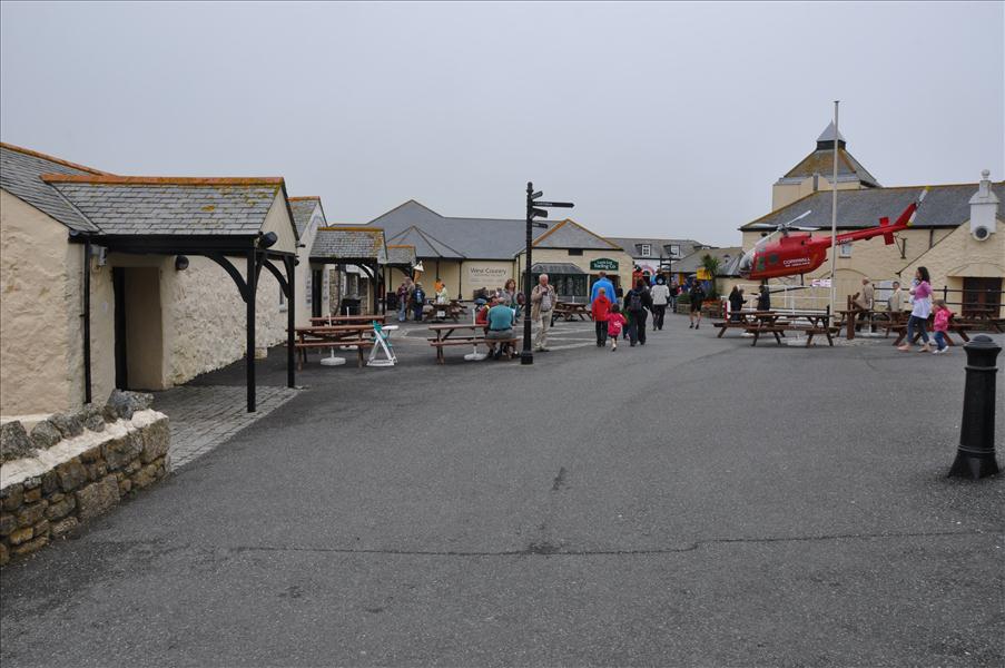 I turistcentrum fanns ett antal olika attraktioner f�r barn, flera matst�llen och sm� butiker