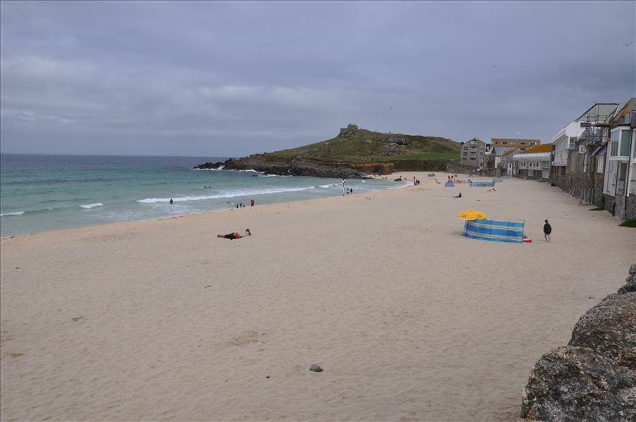 Ena sidan av St Ives. H�r ser det tomt ut, men i sj�lva verket var stan �verfull av turister - det k�ndes som att st� i k� - s� vi flydde s� fort vi kom ur k�n.