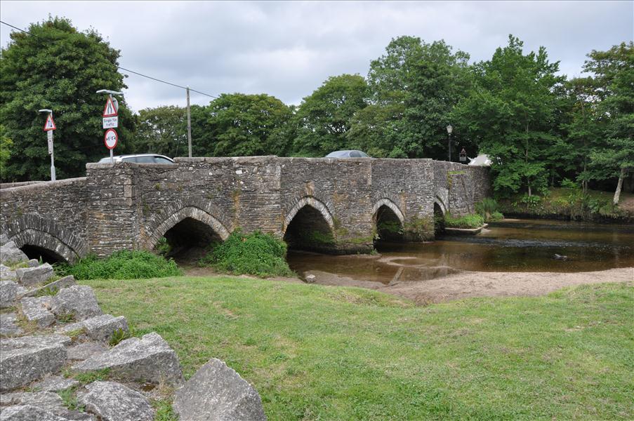 Den gamla bron �ver floden Fowey (uttalas foy). P� andra sidan ligger j�rnv�gsstationen.