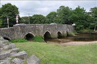 Den gamla bron �ver floden Fowey (uttalas foy). P� andra sidan ligger j�rnv�gsstationen.