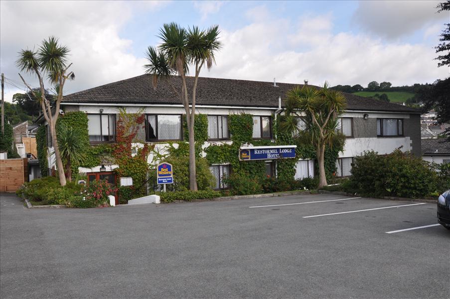 Baksidan av v�rt hotell med palmer