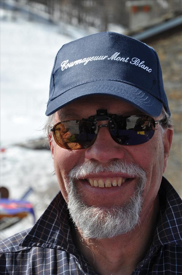 Bertil b�rjade skiddagen med en dusch i pissoaren p� Maison Vieille, fullt skidkl�dd. Denna felstavade keps ink�ptes senare.