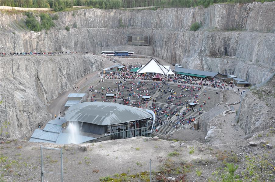 Scenen, numera med riktigt tak, och �sk�darplatserna