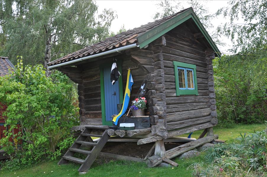 Ett litet h�rbre finns �ven p� tomten