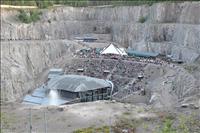 Scenen, numera med riktigt tak, och �sk�darplatserna