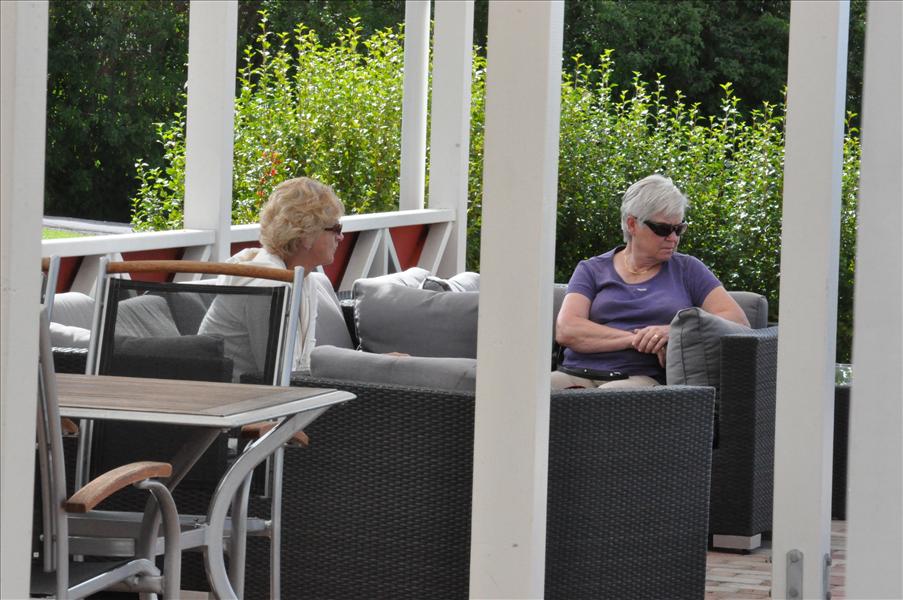 V�dret var fint, s� det passade att sitta ute f�r en eftermiddagsdrink