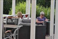V�dret var fint, s� det passade att sitta ute f�r en eftermiddagsdrink