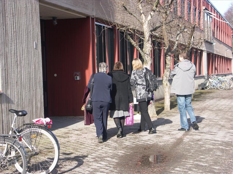 Disputationen �r �ver. Nu �r vi p� v�g till avdelningen f�r att v�nta p� betygsn�mdens utslag.