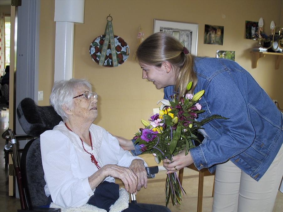 Mia gratulerar