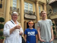 Nu är vi i Paris. Eva dricker champagne.