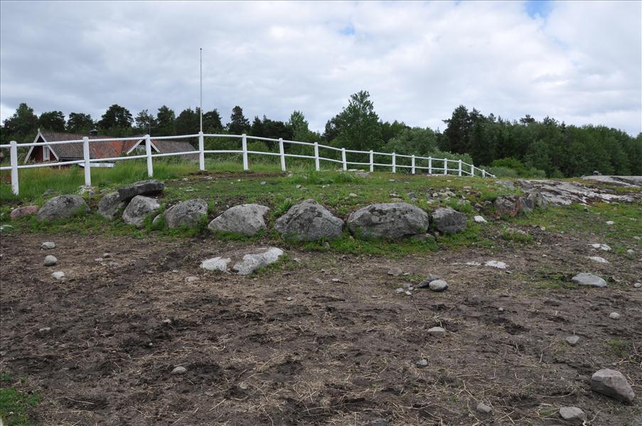 Stenraderna i hagen s�der om den gamla ladug�rden kan vara grund rester. Rakt s�der om det nuvarande bostadshuset d�r v�gen g�r ut p� g�rdet finns resterna aven gammal kvarngrund eller tr�skvandring.