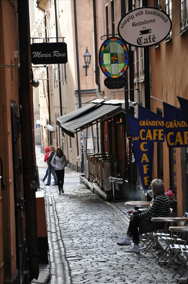 Bilden r lite sned och fungerar inte i detta fall. Tjejen med cigaretten och vita jackan skapar ett intressant mte i grnden som tyvrr frstrs av paret lngst ner i bilden.