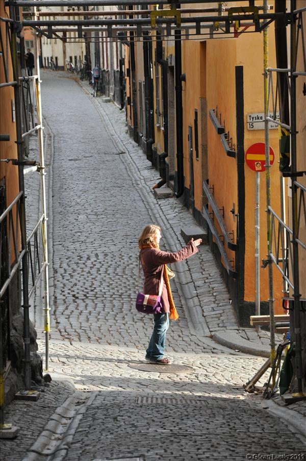 �r fint komponerad och sp�nnande med gesten, dock alldeles f�r ljus, Det �r m�nniskan som skall vara r�tt exponerad.