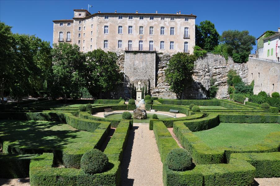 V�lklippt slottspark i Entrecasteaux