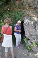 Eva tittar i en grotta