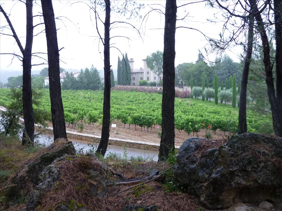 Chateau Berne i bakgrunden. Det regnar och mer skulle det bli.