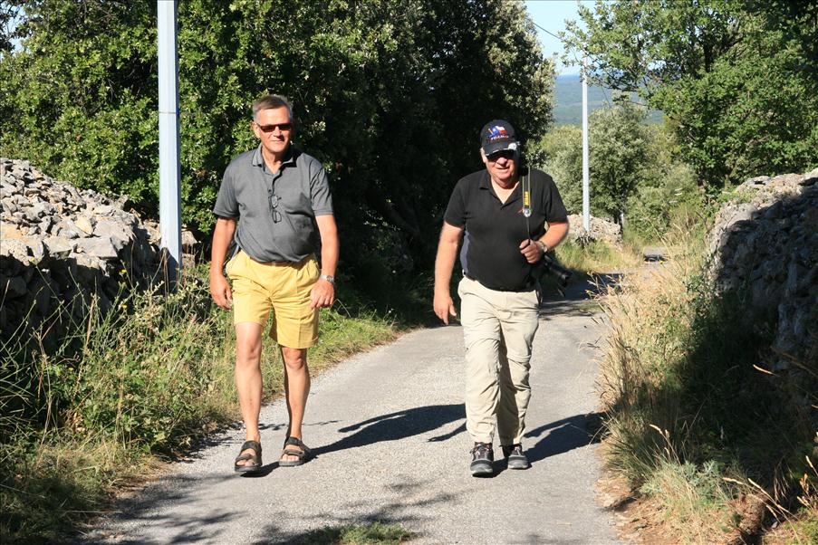 G�ran och Torsten vandrar p� i uppf�rsbacken
