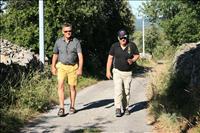 G�ran och Torsten vandrar p� i uppf�rsbacken