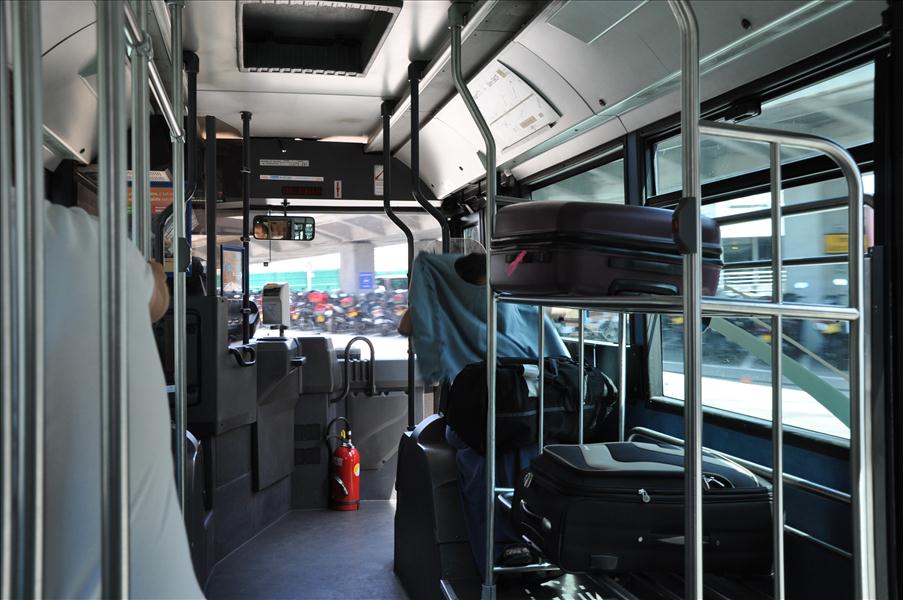 Staffan och G�ran l�mnade bilen p� flygplatsen och tog bussen in till stan...