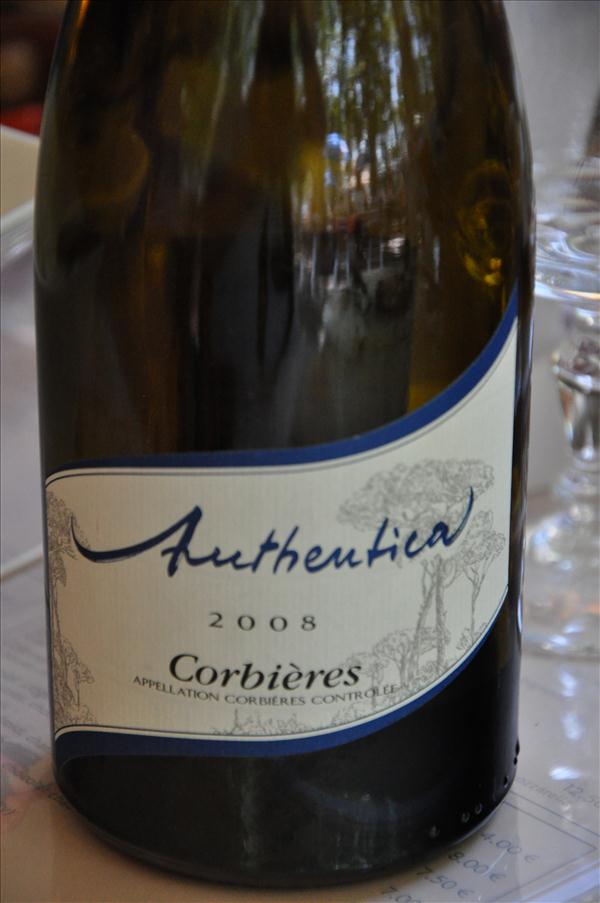 Till lunch intogs bl.a. ett lokalt vin i avvaktan p� avf�rden