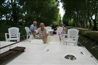 Vi sitter oftast p� �vre d�ck d�r det finns ett bord och stolar