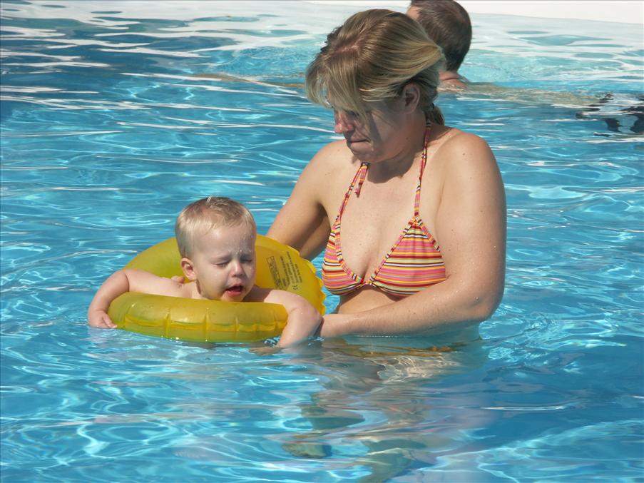 Efter frukosten var det dags f�r poolen. Lucas (och Stina) i badtagen.