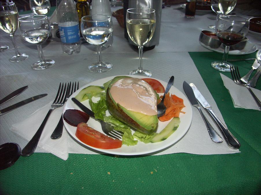 Till f�rr�tt serveraded bl.a. denna j�tteavocado