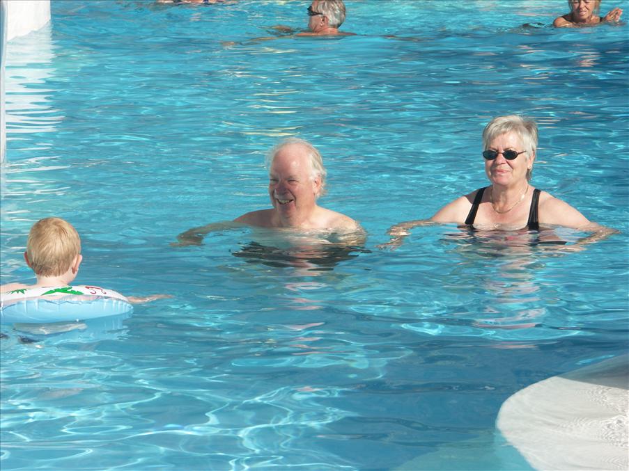 Mormor och morfar badar!