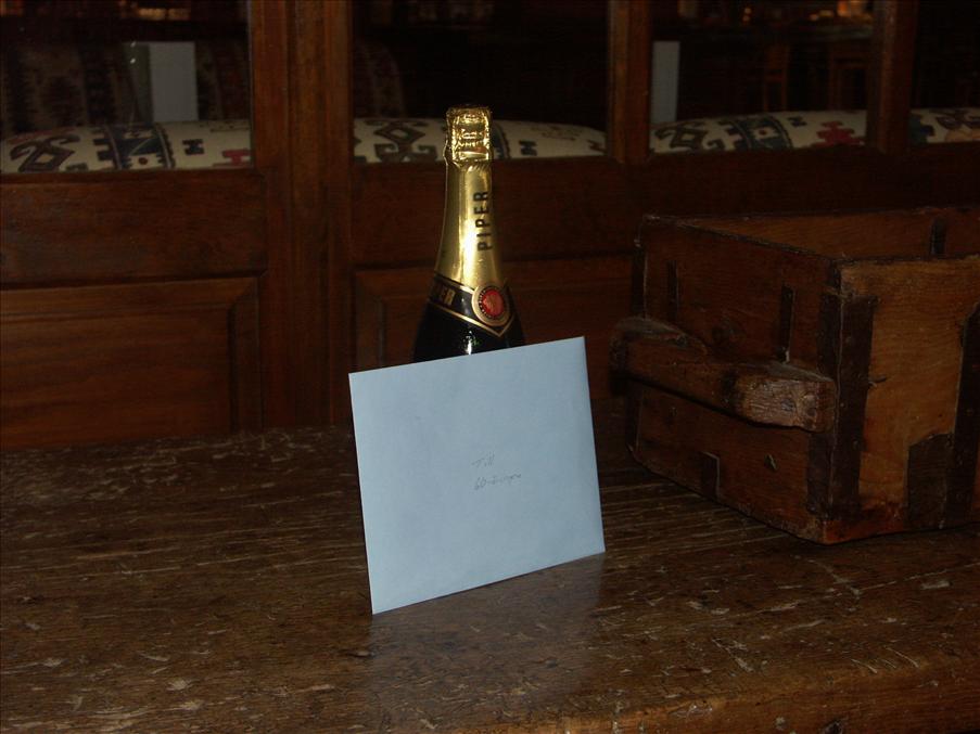 Utanf�r restaurangen hittade G�ra en flaska champagne med kuvert som visade att flaskan kom fr�n Inger och Tage