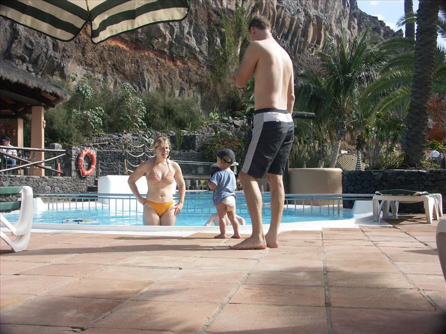 Familjen Gustafsson vid poolkanten