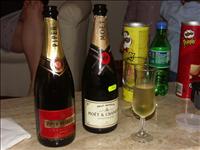 Vi startade kv�llspasset med champagne