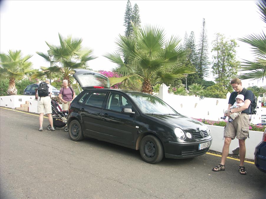 Dags att fylla v�r lilla VW Polo