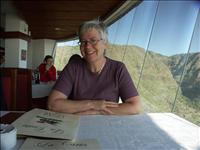 Eva v�ntar p� maten. Restaurangen, Mirador C�sar Manrique, ligger p� klippkanten h�gst upp i Valle Grad Rey-dalen.