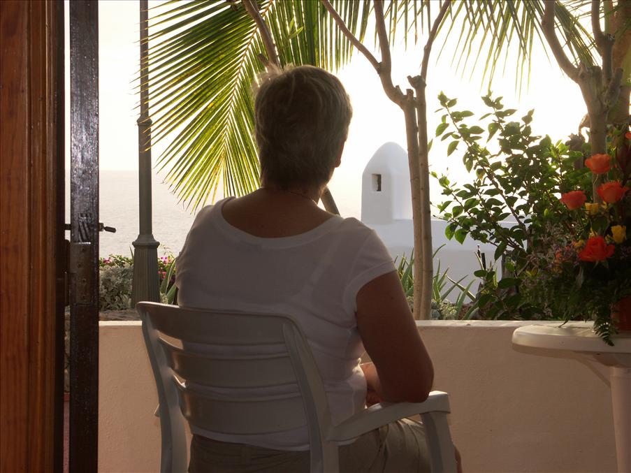 Eva titter ut �ver havet p� morgonen