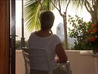 Eva titter ut �ver havet p� morgonen