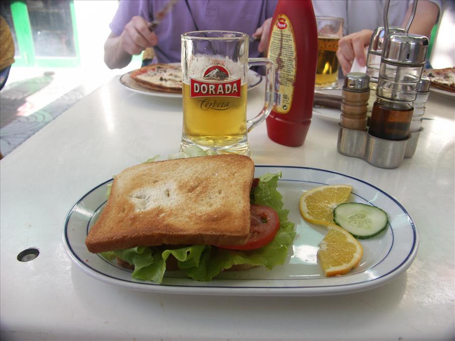 ...som serverar en baconmacka och �l