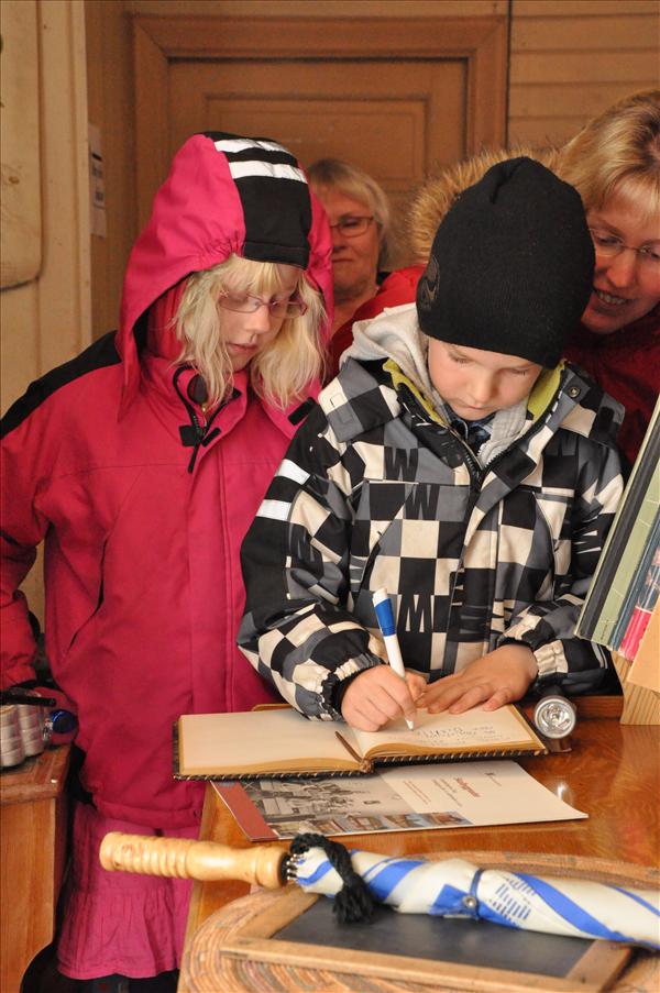 Olle skriver i g�stboken