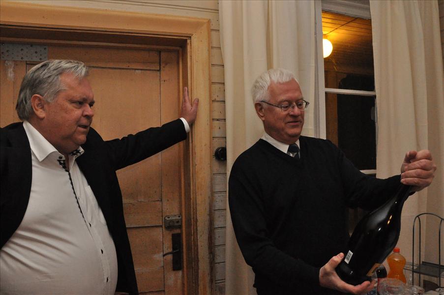 ...men med ett elegant litet pysande �ppnades flaskan