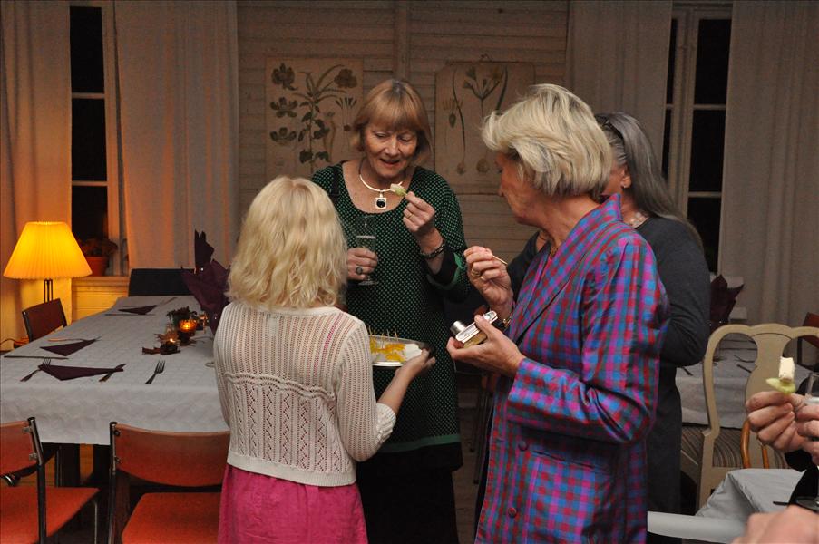 Ida bjuder Marianne, Pia och Cia p� snittar