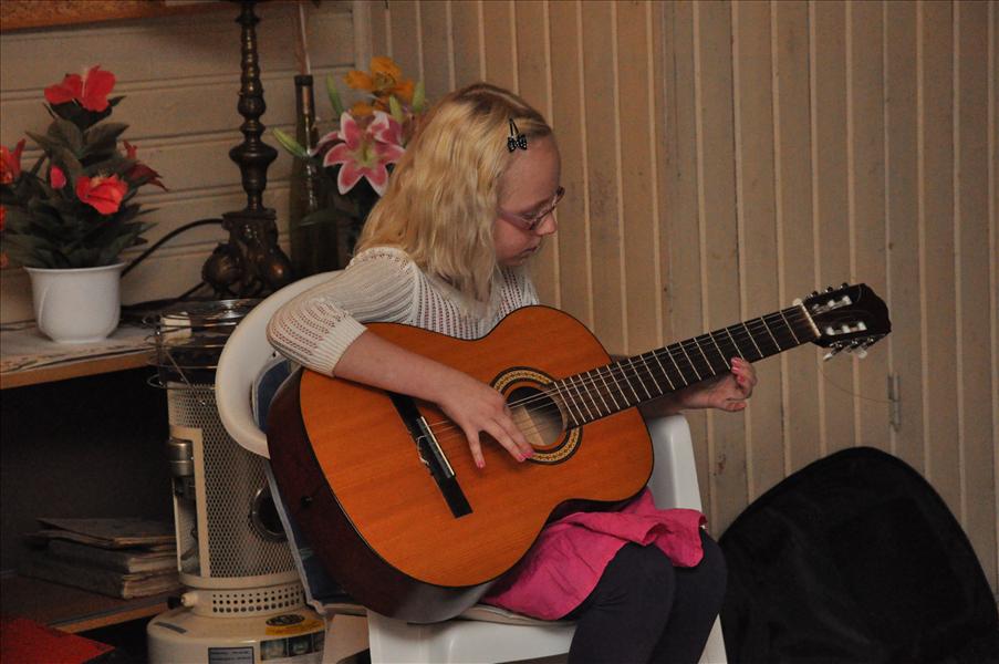 Ida underh�ller med gitarrspel