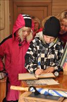 Olle skriver i g�stboken