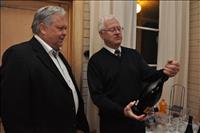 Hasse har erfarenhet av champagneflaske�ppnande och f�rmedlar v�lvilligt sin kunskap
