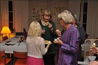 Ida bjuder Marianne, Pia och Cia p� snittar