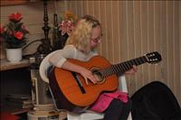Ida underh�ller med gitarrspel