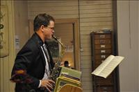 Martin spelade saxofon